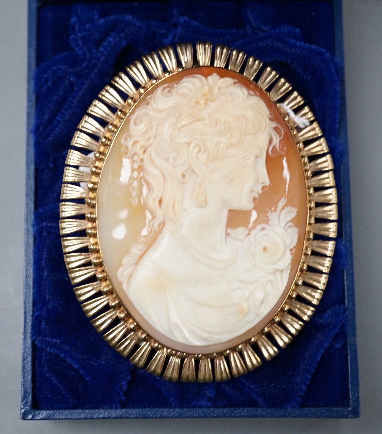 A modern 9ct gold mounted oval cameo shell pendant brooch, 74mm, gross weight 37.7 grams.